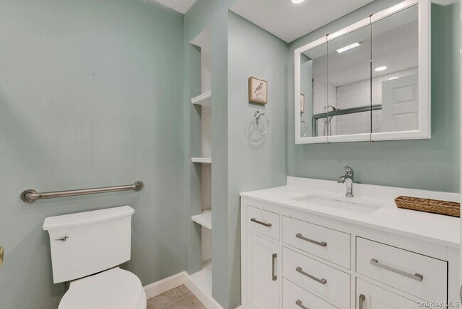 Building Photo - 2555 Youngs Ave