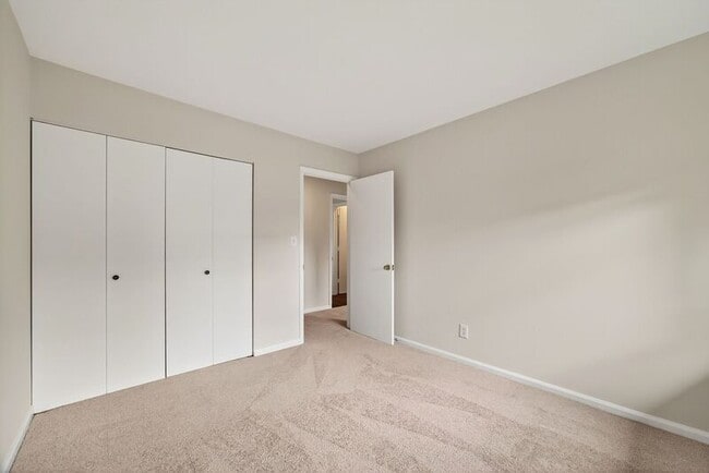 Building Photo - 94 Woodlake Dr