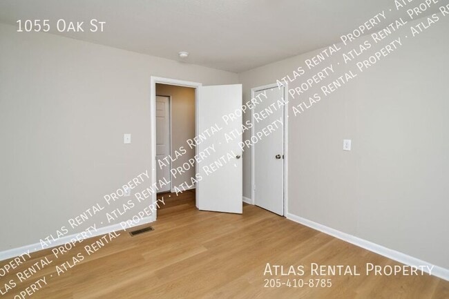 Building Photo - 1055 Oak St