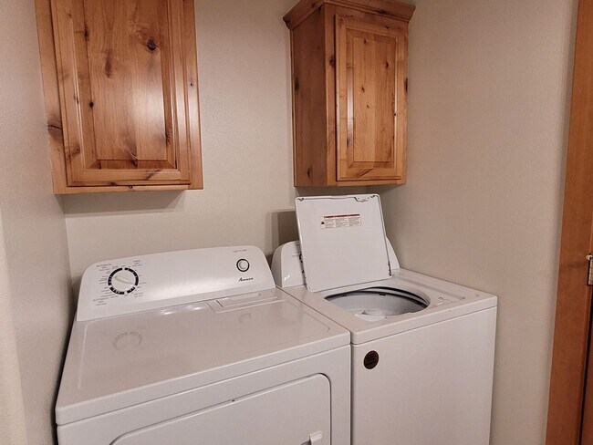 Building Photo - Hank's Hideaway in Sunriver, Furnished, all Utilities Included. Gym access, Hot Tub. 30-day Minim...