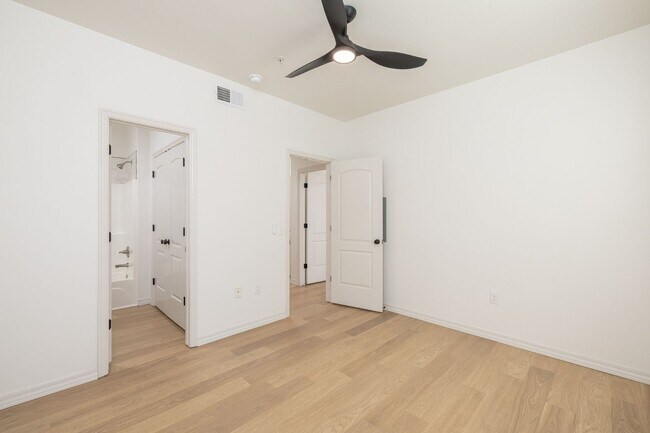 Building Photo - 1115 N Leverett Ave