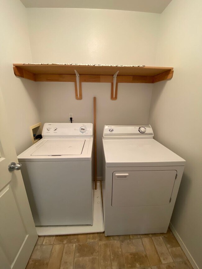 Building Photo - A lovely (3) bed, (2) bath end-unit townho...