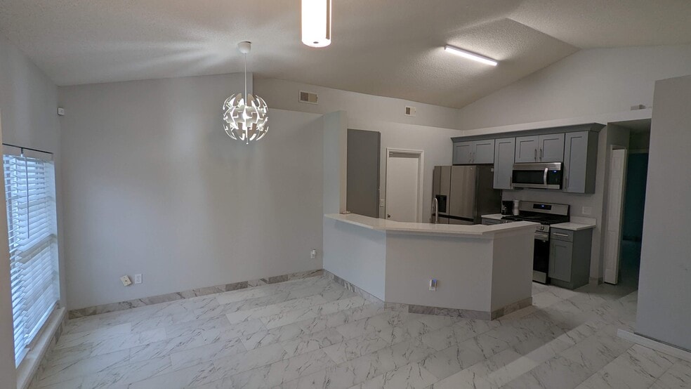 Building Photo - 3048 Pineda Dr