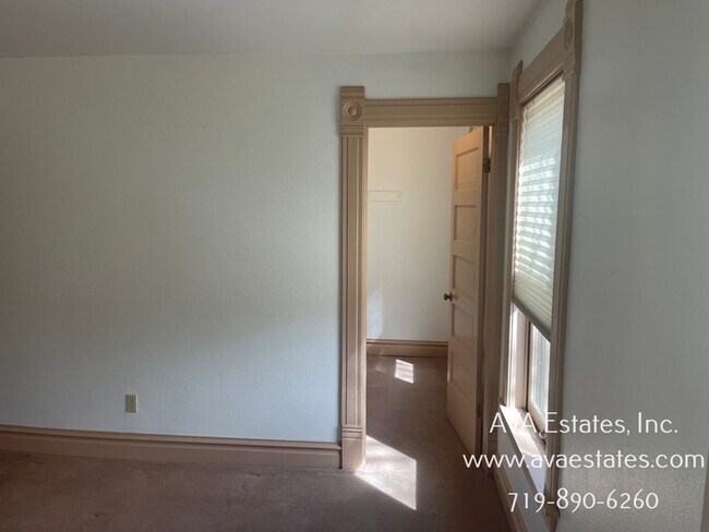 Building Photo - 407 W 11th St