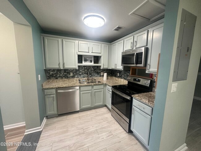 Building Photo - 820 3rd St N