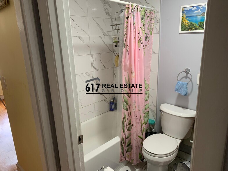 Building Photo - 14 Holmes St