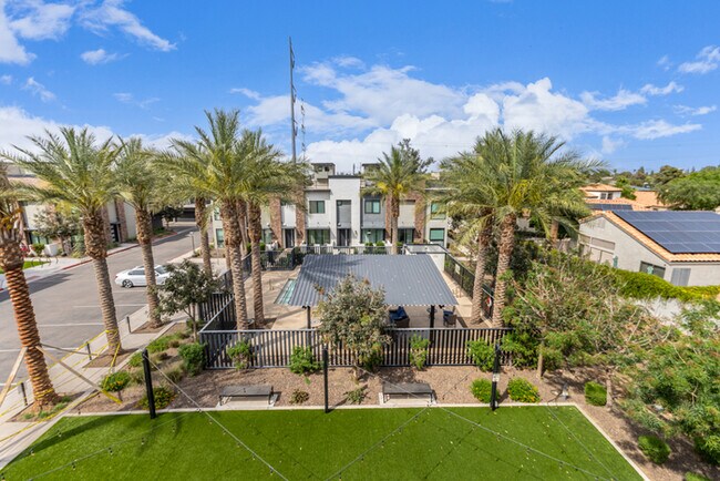 Building Photo - 164 E Lexington Ave