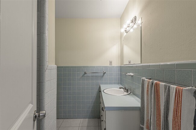 Building Photo - 604 Hayman St
