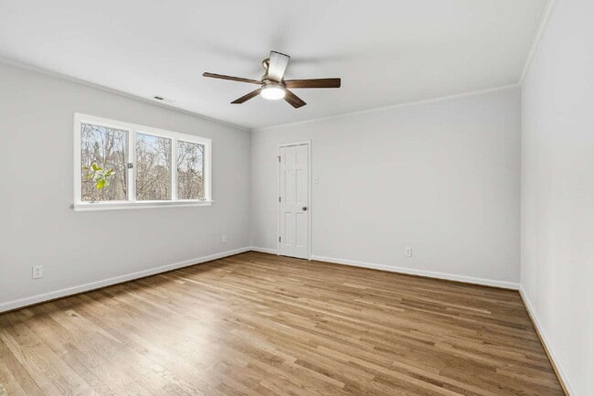 Building Photo - Spacious and Unique 5-Bedroom Home in Chapel Hill!