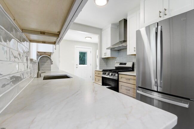 Building Photo - 137 Collins Ave