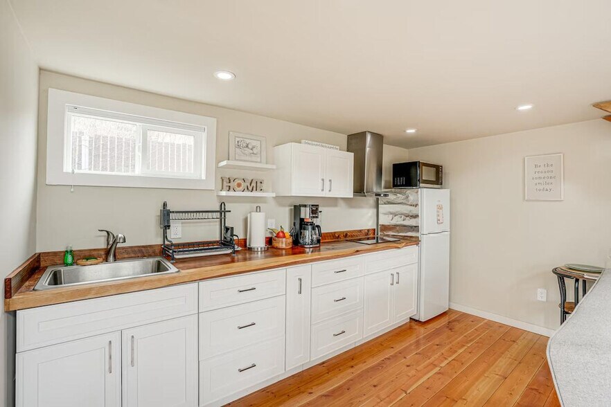 Building Photo - 1142 Temple Dr