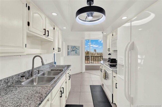 Building Photo - 2400 S Ocean Dr