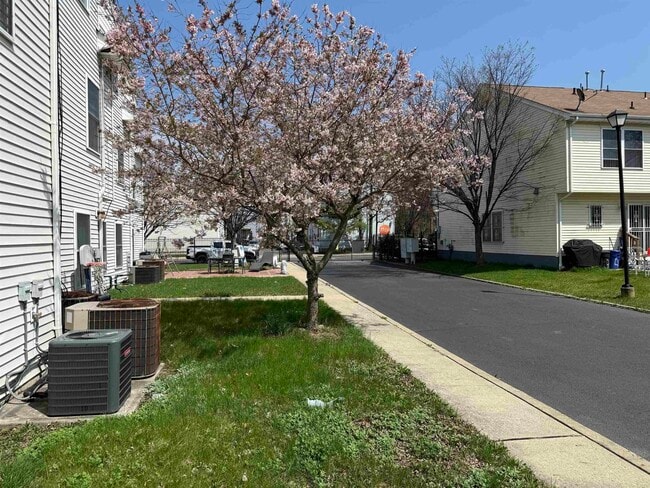 Building Photo - 380 Ocean Ave