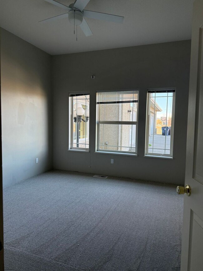 Building Photo - Spacious Redmond Estate on 14 Acres – 4,300+ Sq Ft, Pastures, 4-Car Garage