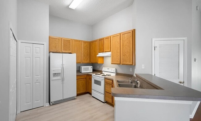 Building Photo - Charming 2-Bed, 2- bath Townhouse for Rent