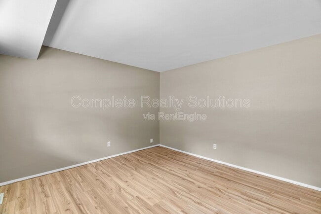 Building Photo - 561 Golfwood Dr