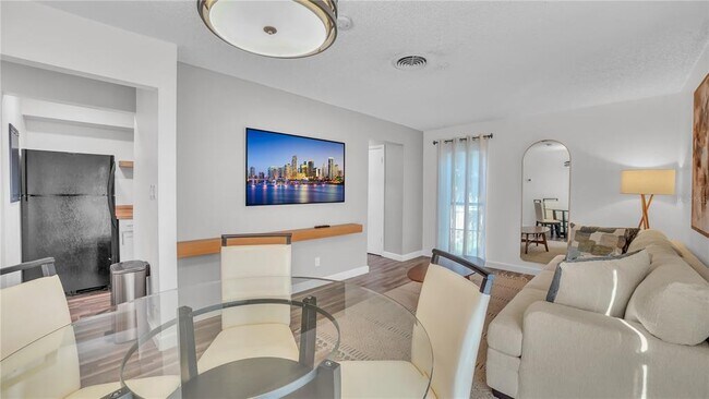 Building Photo - 501 E Bay Dr