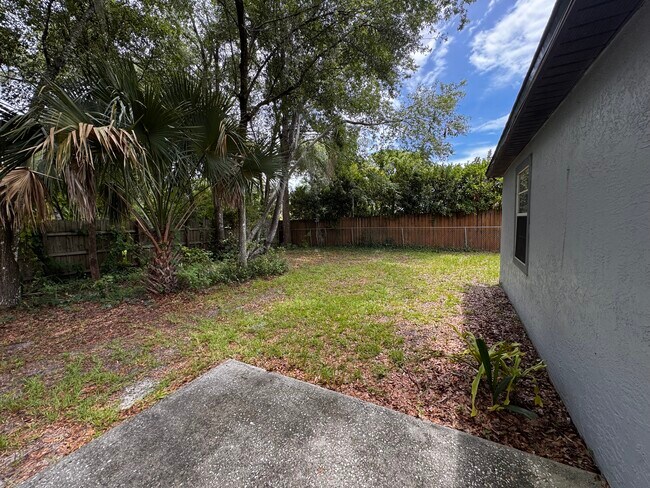 Building Photo - 1077 Shady Hollow Dr