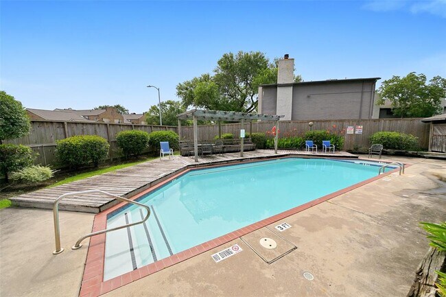 Building Photo - 2323 Fairwind Rd