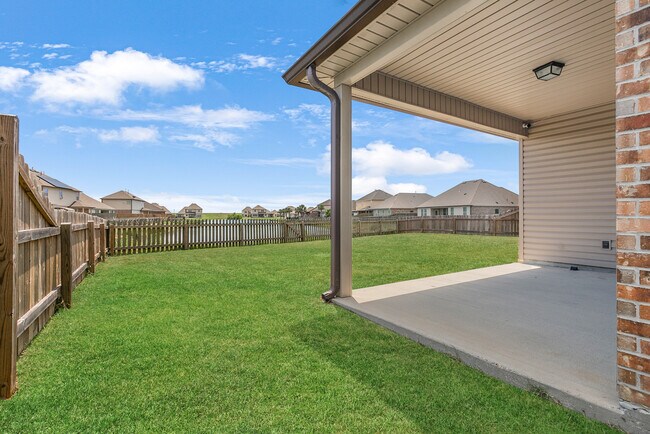 Building Photo - 700 Lakeshore Village Dr