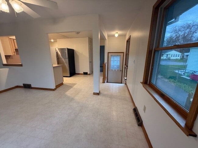 Building Photo - 2 BD  1 BA  South Colonie Schools