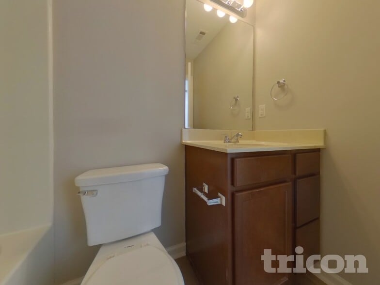 Building Photo - 808 Wade Farm Dr