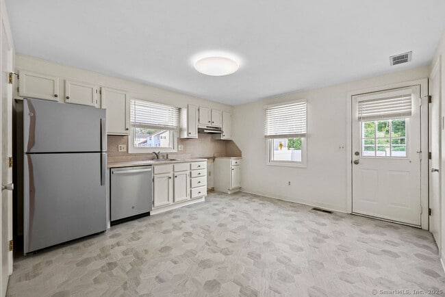 Building Photo - 8 Allspice Ln