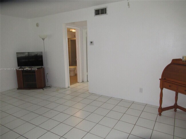 Building Photo - 581 Blue Heron Dr