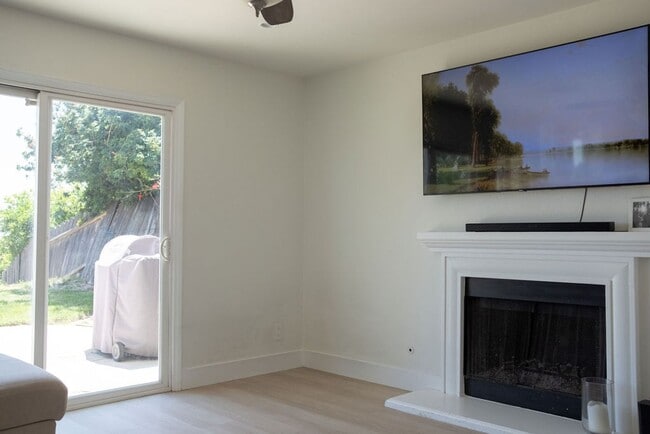 Building Photo - Gorgeous 3 Bedroom 3 Bathroom Corona Home ...