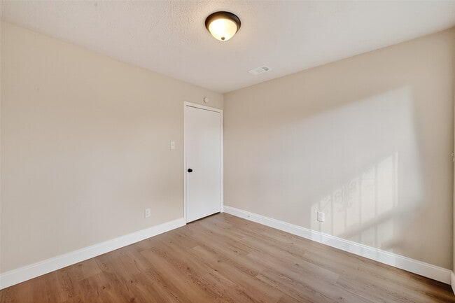 Building Photo - 5530 Oak Falls Dr
