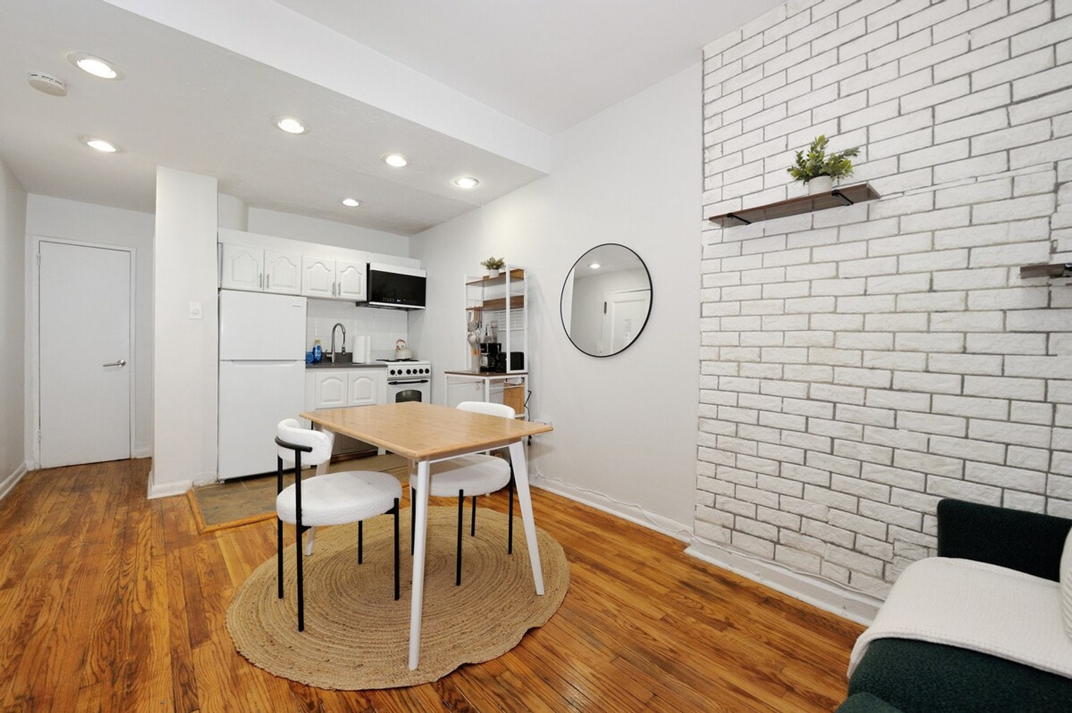 Building Photo - 388 W 38th St