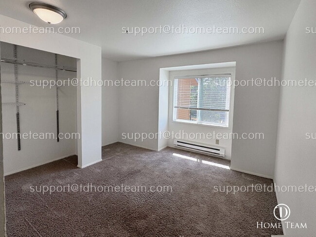 Building Photo - "Charming 2-Bedroom Townhouse Retreat in S...