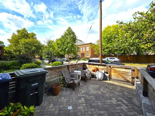 Building Photo - Spiffy 3 Bedroom, 2 Full Bathroom Rowhome just steps from Lincoln Park!!
