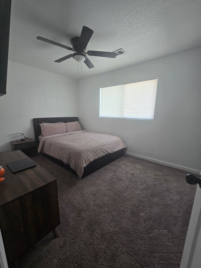 Building Photo - 4 BR 2 Ba Available 9/1
