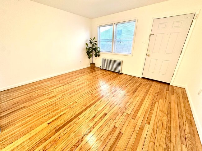 Building Photo - 31-33-33 Tillinghast St