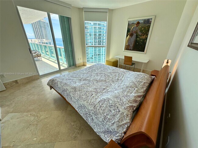 Building Photo - 16500 Collins Ave