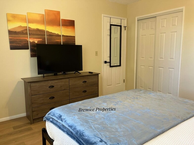 Main Bedroom - 345 Rim Rock Cir