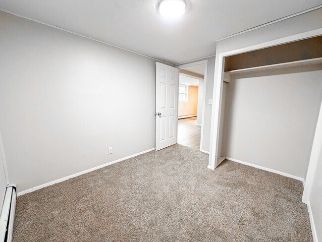Building Photo - 515 W Oak St