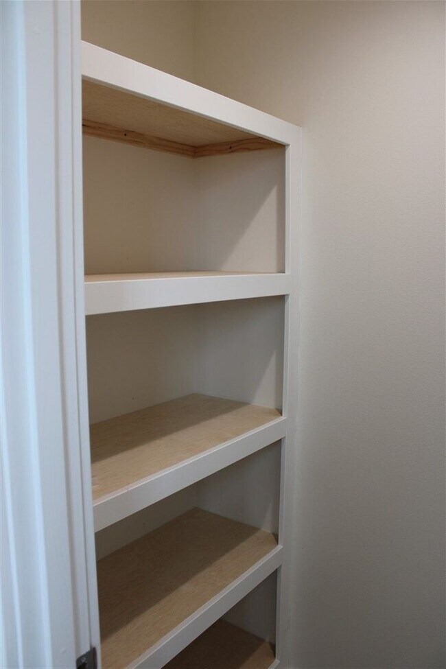 Building Photo - 2 bedroom 2 bathroom Brand New Triplex!