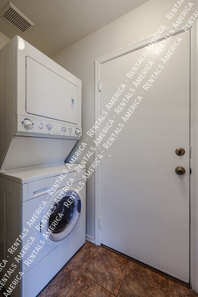 Building Photo - 9233 E Neville Ave