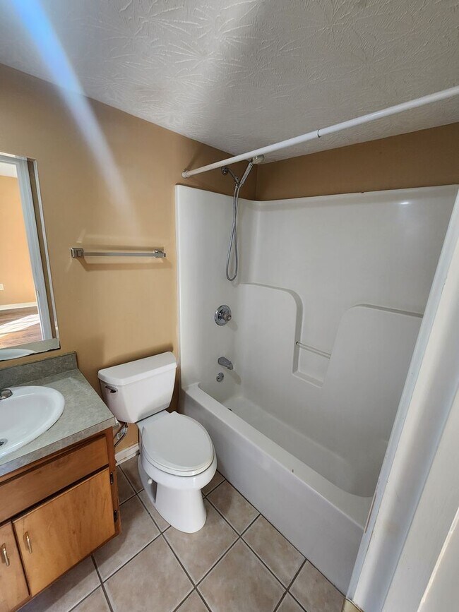 Building Photo - Spacious 2 bedroom 2 full bath first floor apartment for rent!!