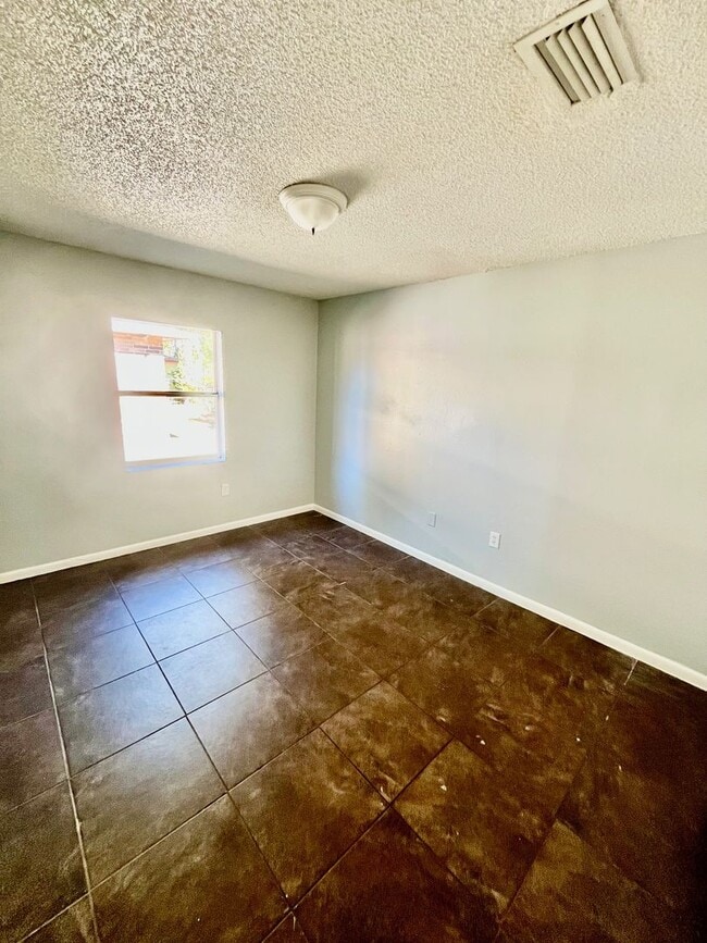 Building Photo - HUGE 2BR/1BA w/Gorgeous Ceiling Fans, W/D Hookups & More! NO APPLICATION FEE!