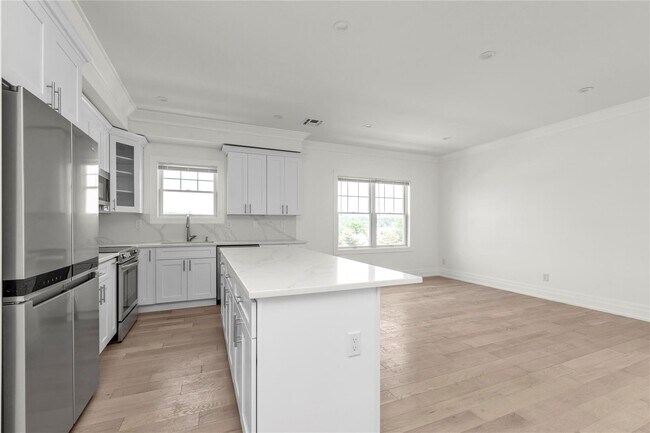 Building Photo - 22 Sagamore Hill Dr