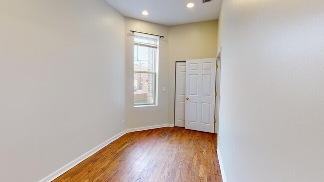 Building Photo - 1945 W Cermak Rd