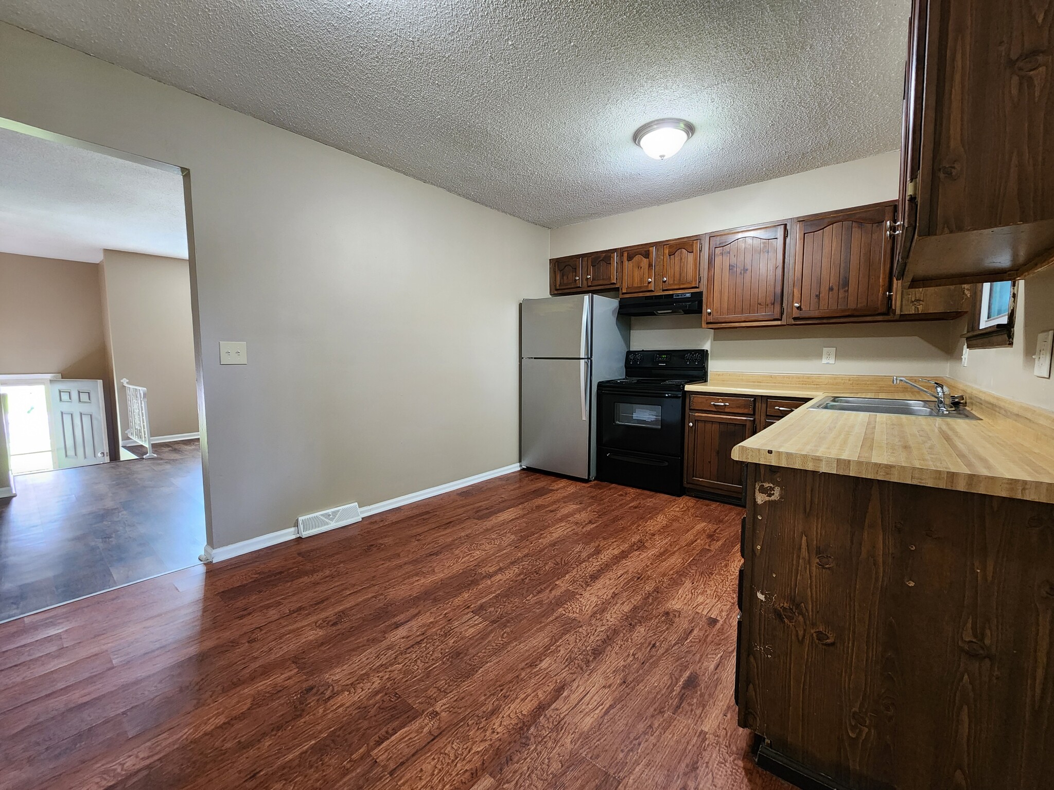 Kitchen - 8902 Haskins St