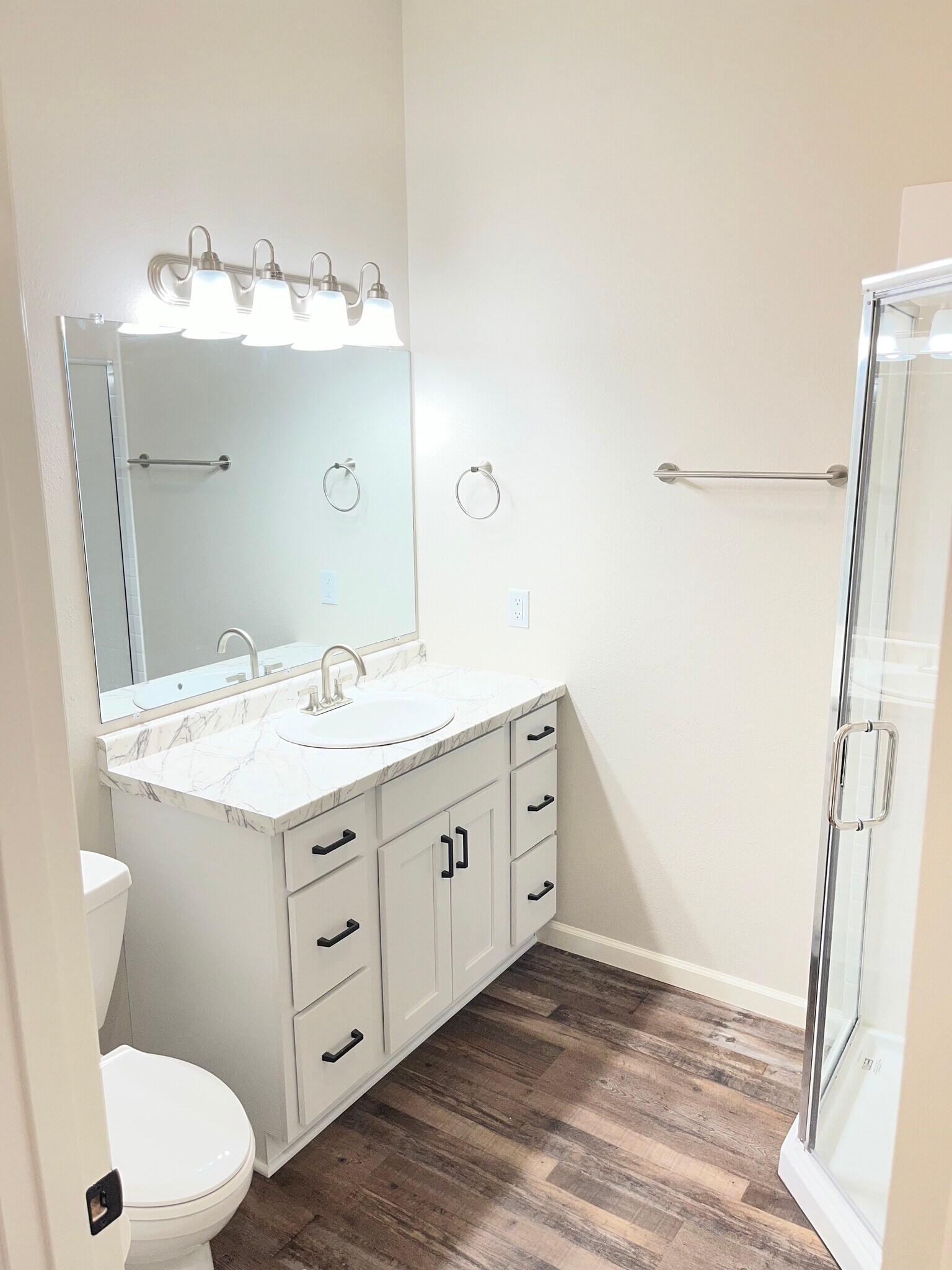 Full bath with shower - 2429 Highway 17