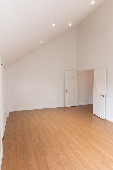 Master Bedroom has a Sitting Area - 455 Hope St