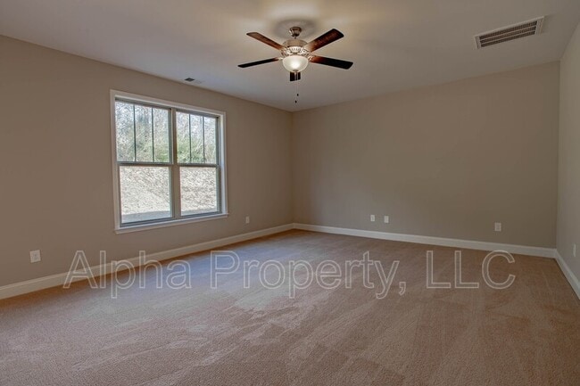 Building Photo - 104 Creekland Wy