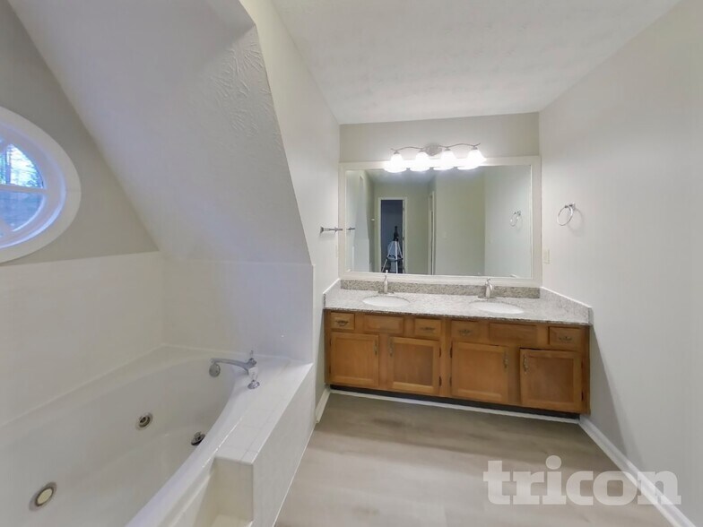 Building Photo - 305 Woodsong Dr