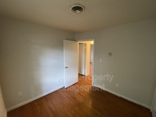 Building Photo - 304 Stratford Ave